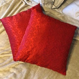 Like new Envogue throw pillows